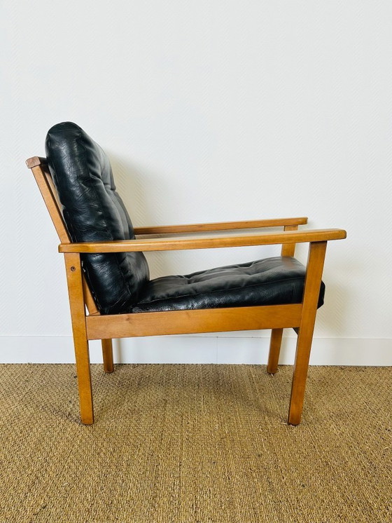 Image 1 of Vintage Scandinavische fauteuil van zwart leer en hout, 1960