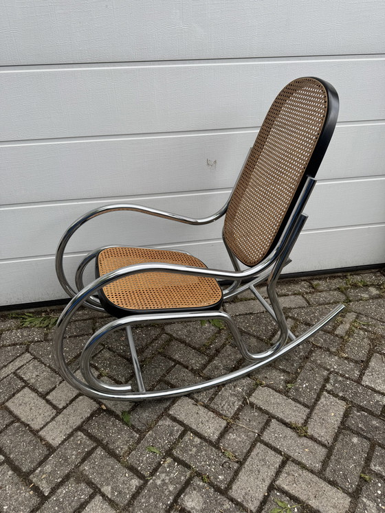 Image 1 of Sedia a dondolo vintage in stile Marcel Breuer con struttura cromata e seduta in vimini.