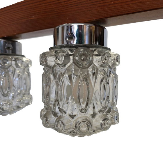 Pendelleuchte im Mid-Century-Stil mit drei gepressten Glasschirmen – Pendelleuchten, Wood (photo 5 of 8)