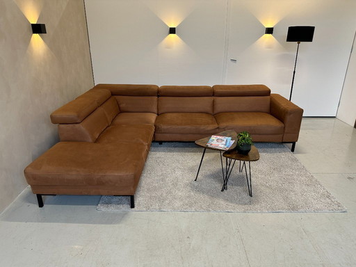 Sofá esquinero color coñac de 295x230 cm.