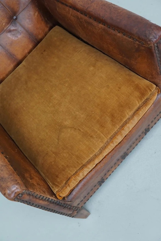 Image 1 of Antieke Franse cognackleurige leren clubfauteuil met knooprug
