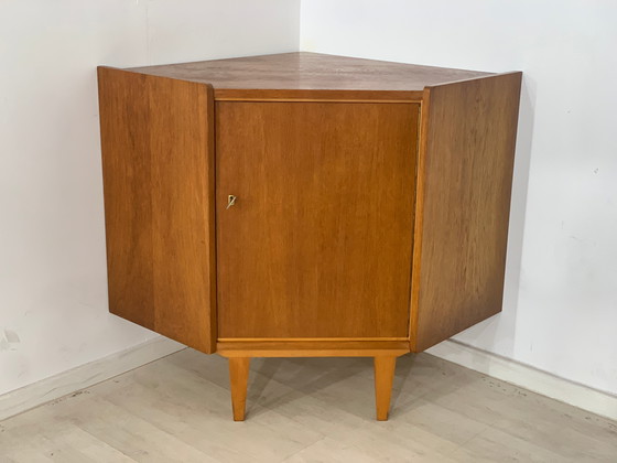 Image 1 of Mid Century armoire d'angle commode vintage