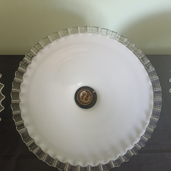 Splendido e raro set di 3 autentici paralumi francesi in opale con bordo dentellato (collerette) modellato a (photo 8 of 9)