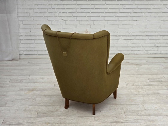 Image 1 of Sillón danés de respaldo alto de la década de 1960, tapizado original en lana verde.
