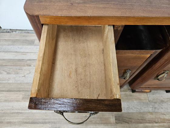 Image 1 of Art Deco nachtkastjes in walnoothout en messing.