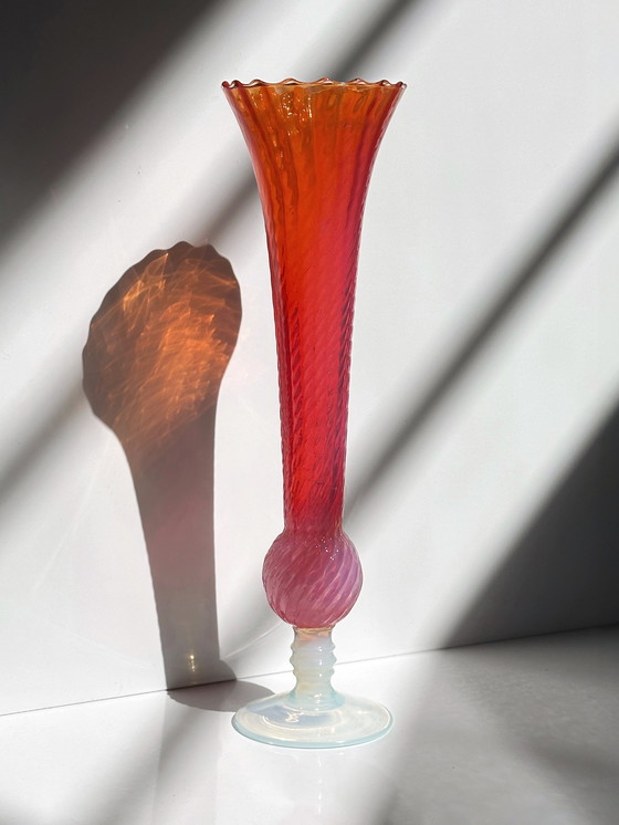 Image 1 of Paire de vases vintage MCM Empoli en verre opalin, verre laiteux, irisé, rose, vert, tourbillon, Italie, milieu du siècle, Muran