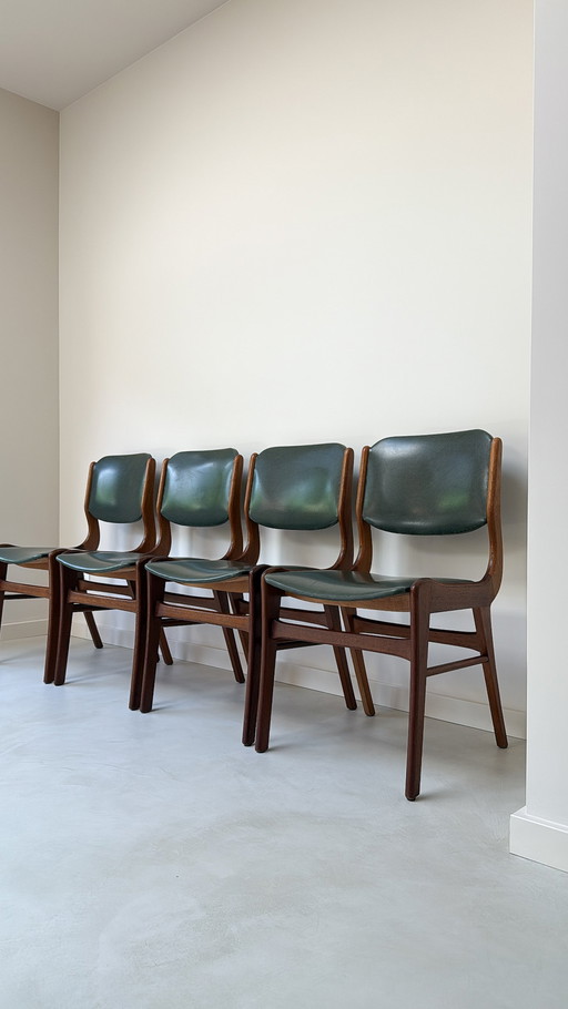 Quatre chaises de salle à manger vintage en bois avec dossier et assise en skaï vert