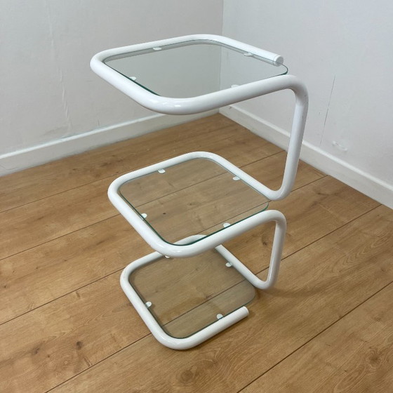 Image 1 of Vintage bijzettafel van wit buisvormig metaal en glas, modernistisch ontwerp uit de jaren 80.