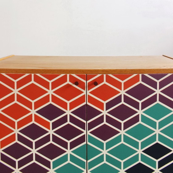 Image 1 of Kast uit het midden van de 20e eeuw met een handgeschilderd geometrisch patroon, kleurrijke vintage uit de jaren 60.