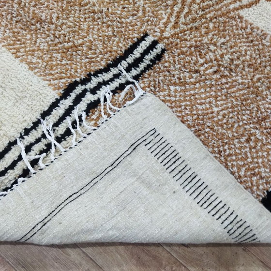Image 1 of Alfombra bereber en tonos tierra: alfombra marroquí hecha a mano en cálidos tonos naturales (253 × 150 cm)