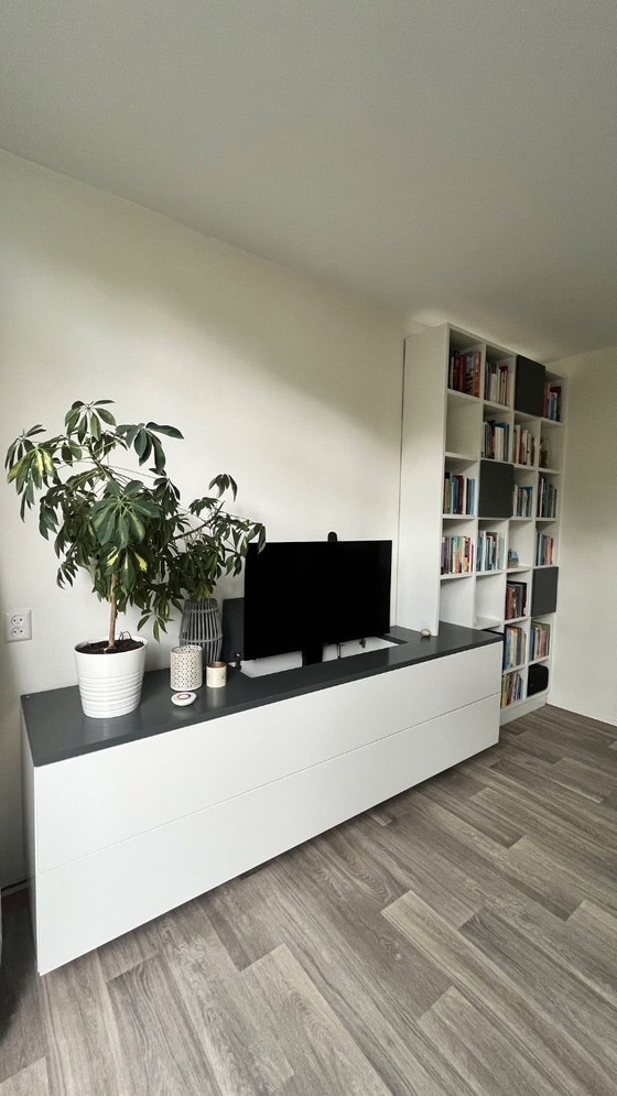 Image 1 of Parete attrezzata di design Interieurline con alzata per TV