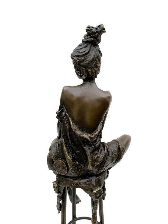 Image 1 of Statue en bronze Dame élégante sur tabouret