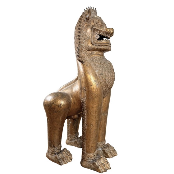 Par monumental de leones de templo tailandeses antiguos dorados al fuego (Singha) – Sello Dharmachakra – (photo 4 of 10)