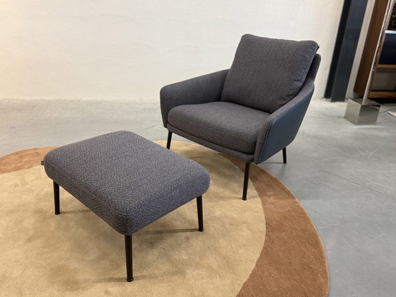 Image 1 of Poltrona Jon di Rolf Benz con poggiapiedi in tessuto e pelle.