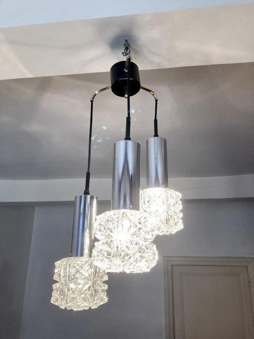 Lámpara colgante vintage de tres luces en cascada – Cristal moldeado facetado y cromo, años 60/70