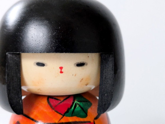 Image 1 of Vintage Japanse Kokeshi-pop | Handbeschilderd hout met herfstbladerendecoratie