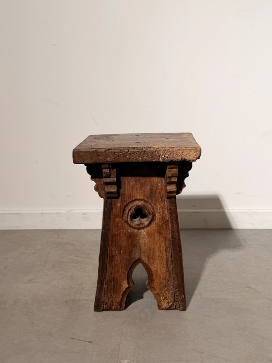 Ancien tabouret en bois sculpté de style néogothique, Chaises & fauteuils (photo 4 sur 5)