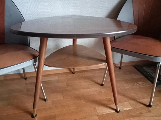 Image 1 of Juego de sillones club de mediados de siglo que incluye una mesa en forma de riñón y tres sillas. Conjunto de asientos estilo ro