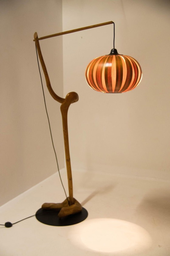 Image 1 of Skulpturale Stehlampe aus Holz und Furnier im Stil der Mid-Century-Moderne der 1960er Jahre.