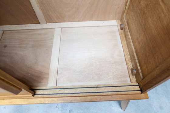 Image 1 of Kledingkast uit de jaren 50 met kompasvormige poten, schuifdeuren en een nieuw bovenblad.