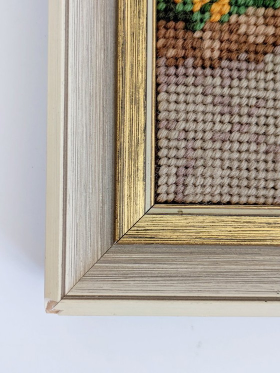 Image 1 of Ricamo vintage incorniciato con scena di giardino primaverile, arazzo da parete per arredamento in stile cottage.