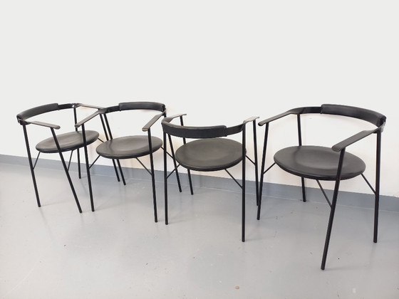 Image 1 of Set di 4 poltrone vintage di design italiano in metallo nero e similpelle nera degli anni '80