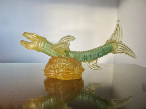 Harzskulptur, die einen imaginären und monströsen Fisch darstellt