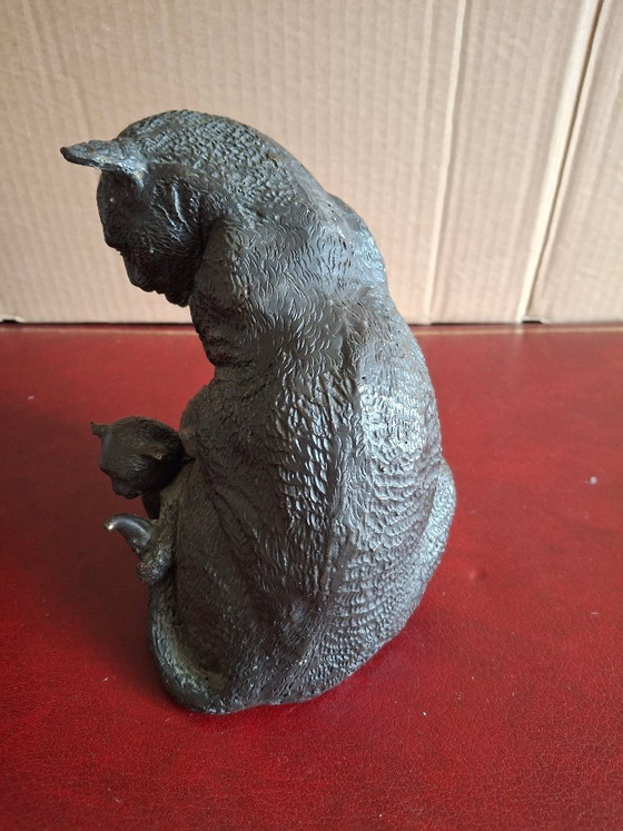 Image 1 of Escultura de bronce de un gatito jugando con la cola de un gato.
