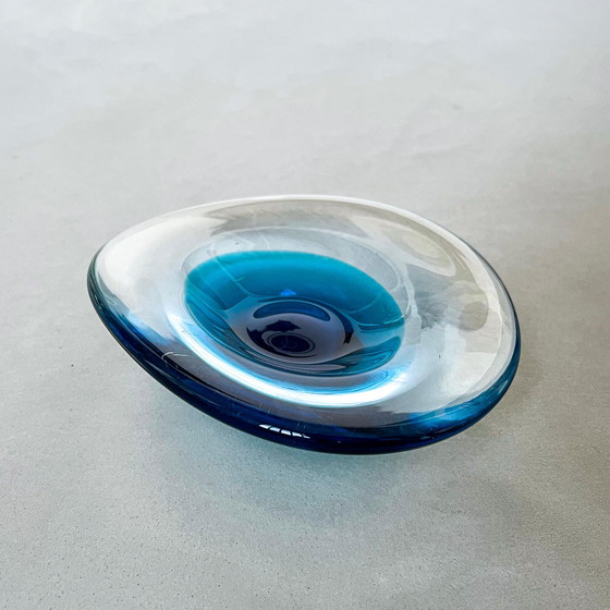 Image 1 of Doorzichtig en blauw verzonken schaaltje van Murano-glas, 1960