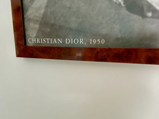 Photo frame depicting a "haute couture scene" for Dior, 1950 – fotolijsten, Wood (photo 2 of 5)