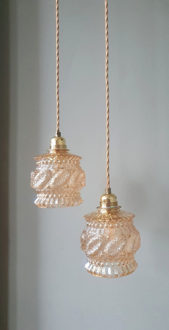 Image 1 of Set van 2 Vintage getextureerde rose / amber getinte hanglampen - midcentury design. 