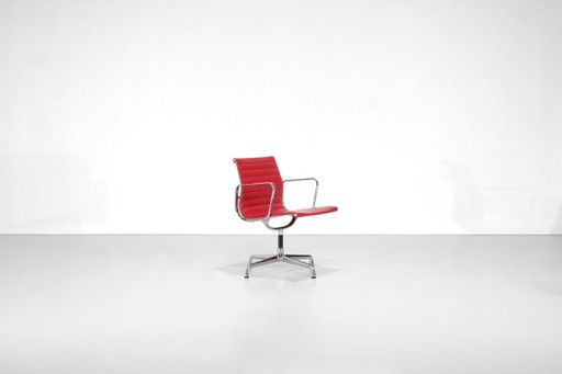 Fauteuil " EA 108 " en cuir rouge, conçu par Charles Ray Eames pour Vitra, États-Unis 1969.