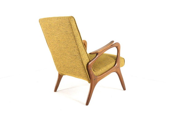 Image 1 of Fauteuil vintage jaune capitonné