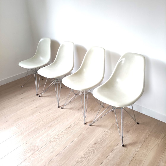 Image 1 of Vintage set van 4 fiberglas eetkamerstoelen van Eames - Herman Miller
