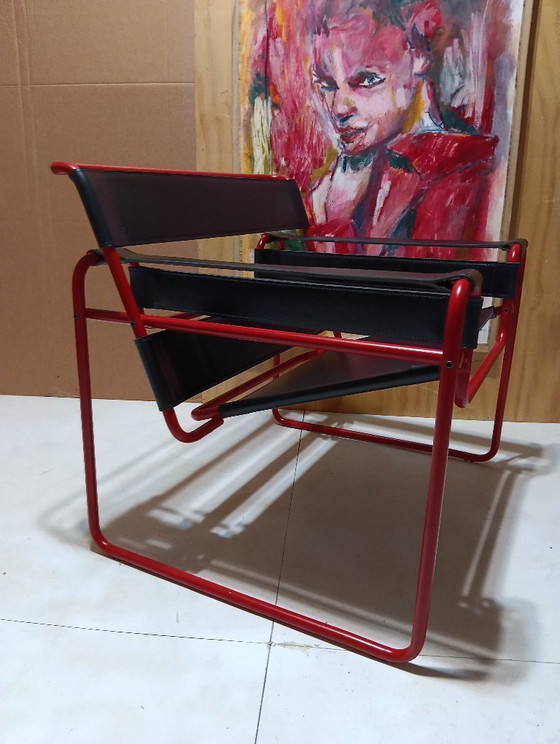Image 1 of Bolso Knoll Wassily B3 rojo mate, nuevo-usado, en piel negra, de Marcel Breuer.