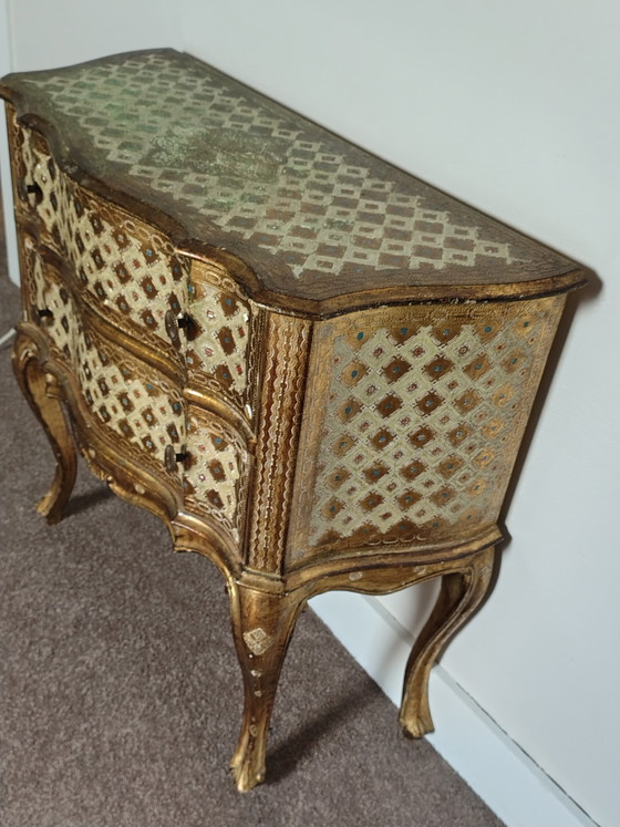 Image 1 of Commode florentine ancienne à deux tiroirs et finition plaquée or