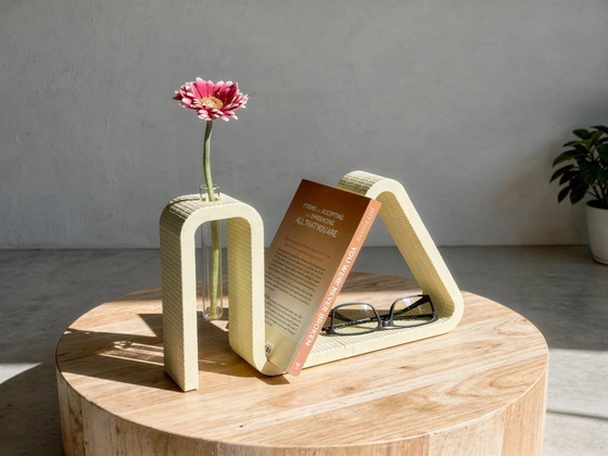 Image 1 of Présentoir à livres imprimé en 3D avec porte-lunettes et vase pour tubes à essai – PLA jaune coquille d'œuf