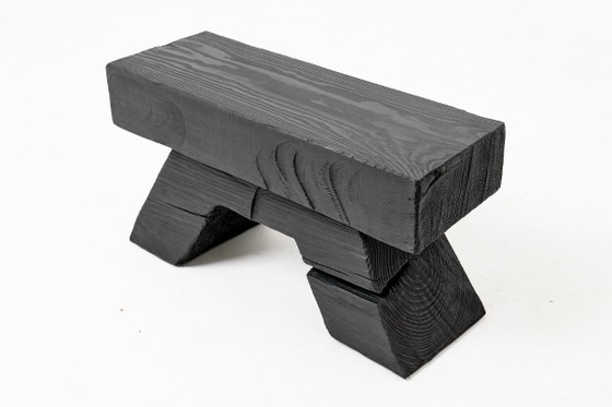 Image 1 of Rustieke, sculpturale kruk/bijzettafel, gebrand zwart eikenhout, gesneden, uniek, Logniture