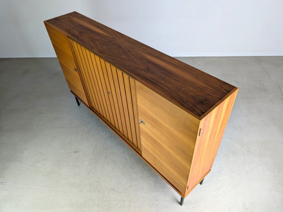 Image 1 of Tavola alta originale di metà secolo Famöla mobili Fama noce