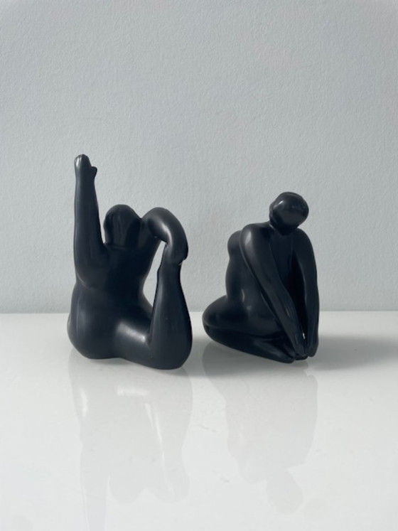 Image 1 of Set di 2 statuette femminili moderne in ceramica nera opaca