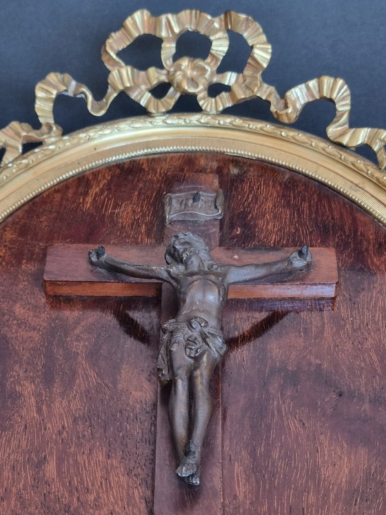 Image 1 of Elegant wandkruisbeeld, ovale gouden lijst met lintversiering, antiek kruisbeeld van Jezus