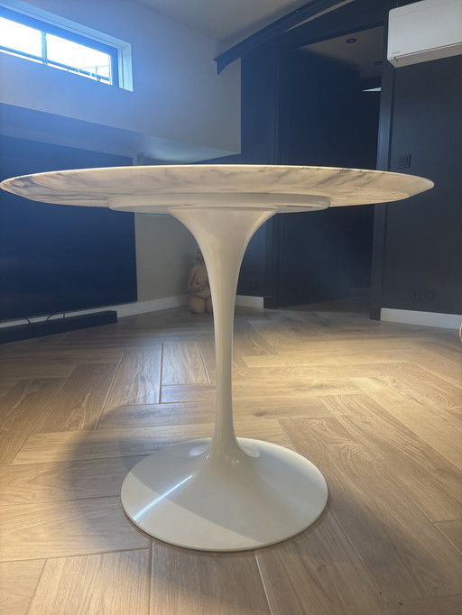 KNOLL Tulip (Arabescato) designed by Eero Saarinen