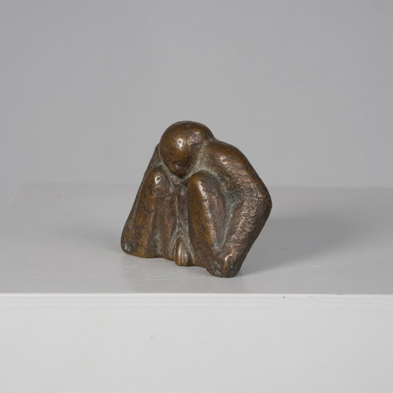 Bronzeskulptur einer kauernden männlichen Figur, signiert LN – Bildhauerei (photo 2 of 10)
