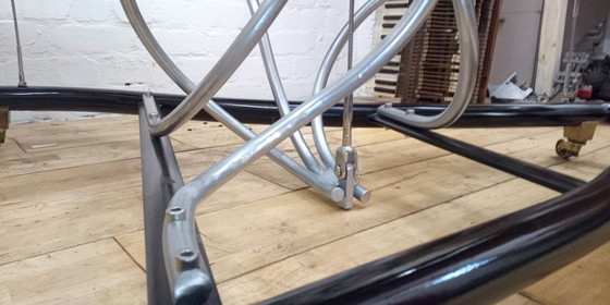 Image 1 of Zwevende babyvleugel salontafel – een uniek kunstwerk dat de aandacht trekt.