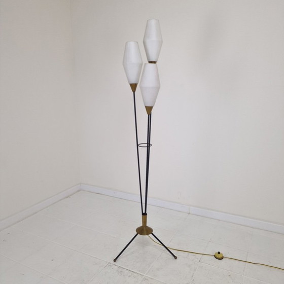 Image 1 of Lampadaire trépied en verre opalin et laiton, Italie, années 1950