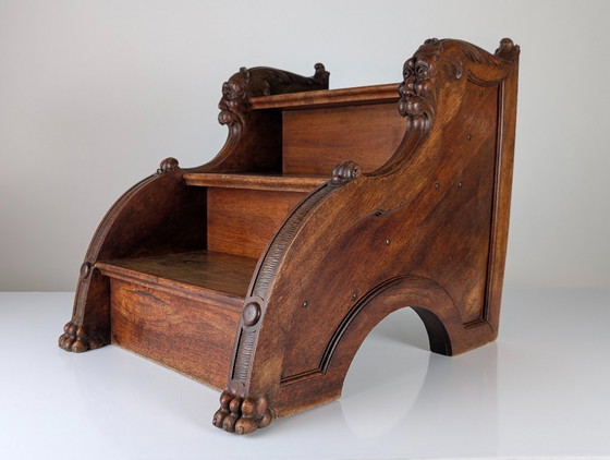 Verzierter hölzerner Tritthocker mit geschnitzten Gesichtern, Holz, Braun, Renaissance (Foto 4 von 15)
