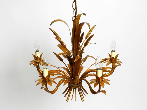 Preciosa lámpara de araña alta de metal dorado de cinco brazos de la década de 1970 de Hans Kögl