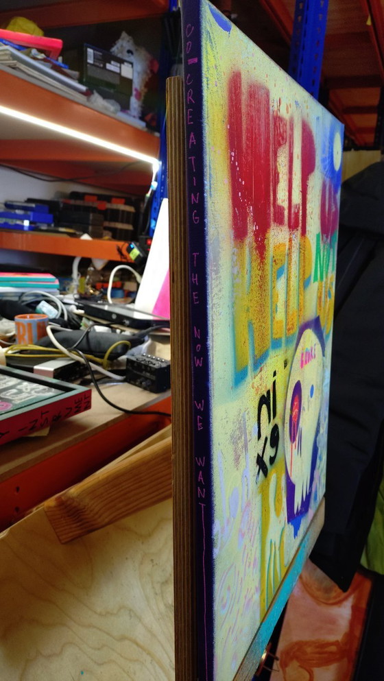 Image 1 of Créer le présent que nous désirons - une philosophie visuelle utilisant le graffiti acrylique et les pochoirs