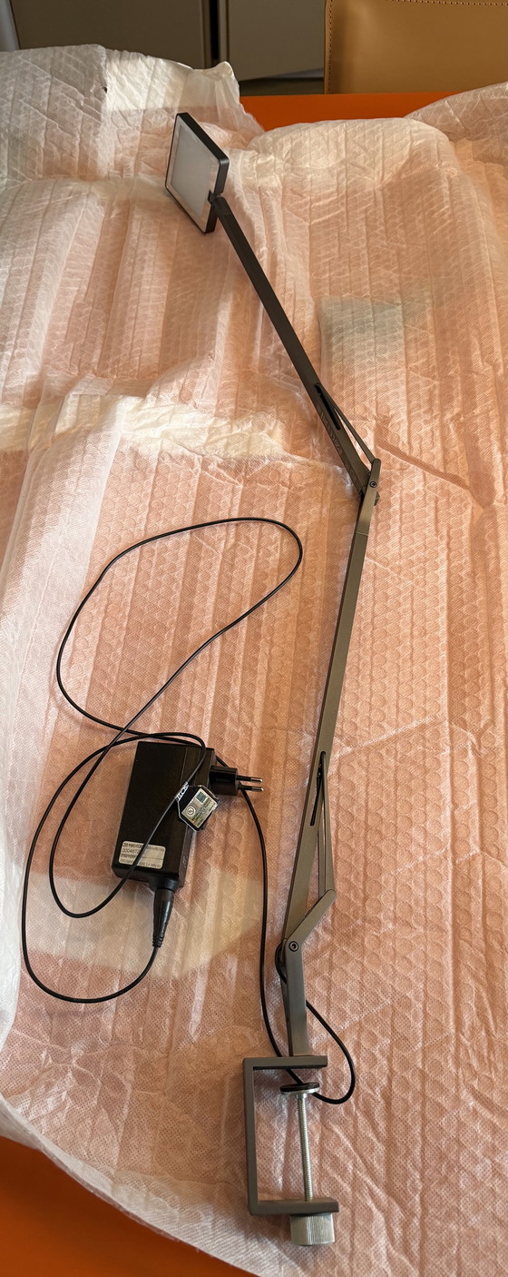 Image 1 of 2 x Flos Kevin Edge Titanium LED de montaje en pared y escritorio