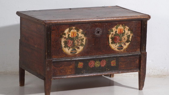 Antiguo arcón nupcial policromado de pino de Europa Central con cartelas florales – Tirol, c. 1890 (photo 3 of 40)